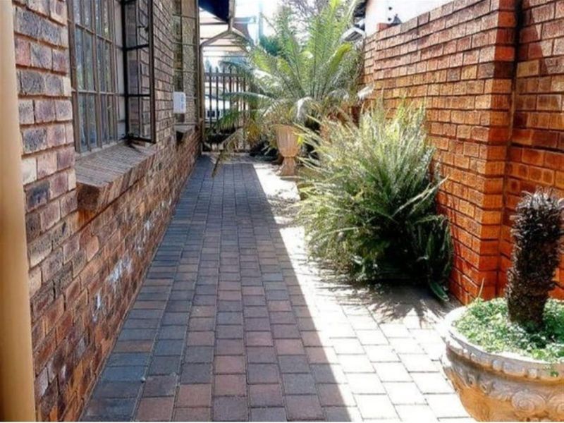 Beautiful spacious 3 bedroom, 2 bathroom, study, entertainment room, garages and carport for sale - Photo 2