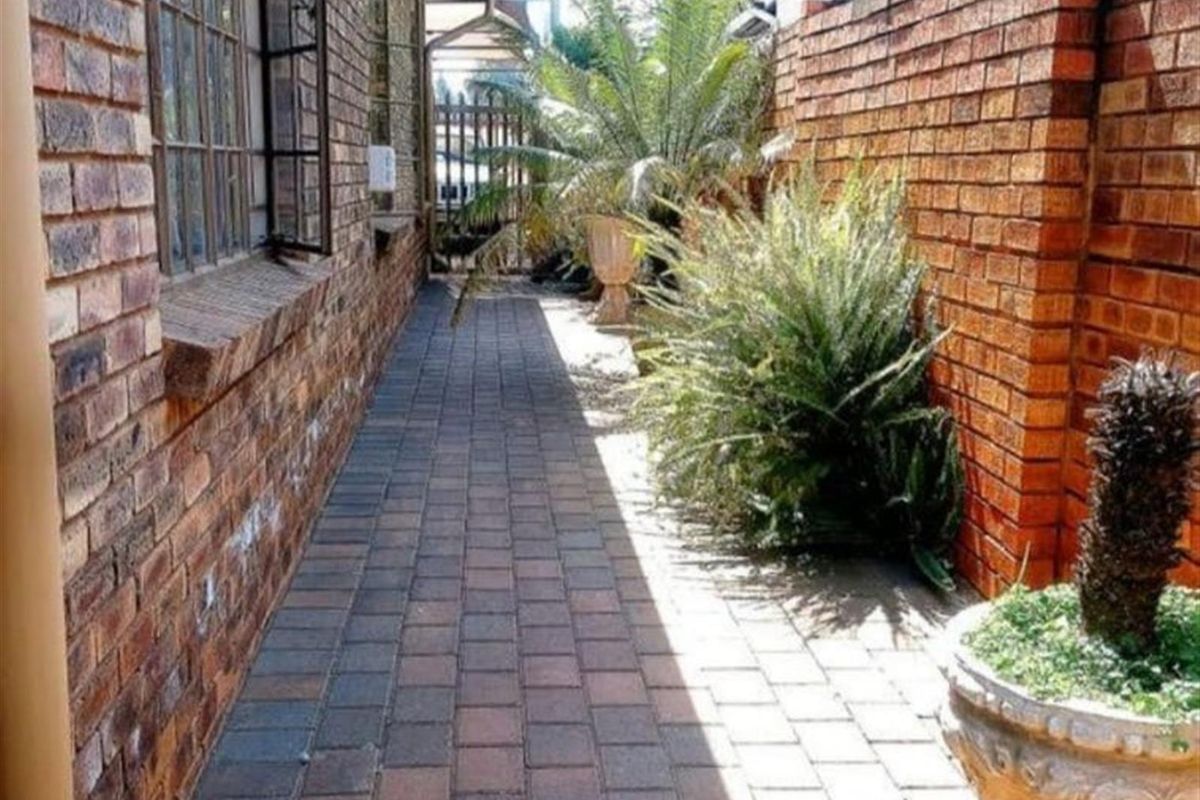 Beautiful spacious 3 bedroom, 2 bathroom, study, entertainment room, garages and carport for sale - Photo 2