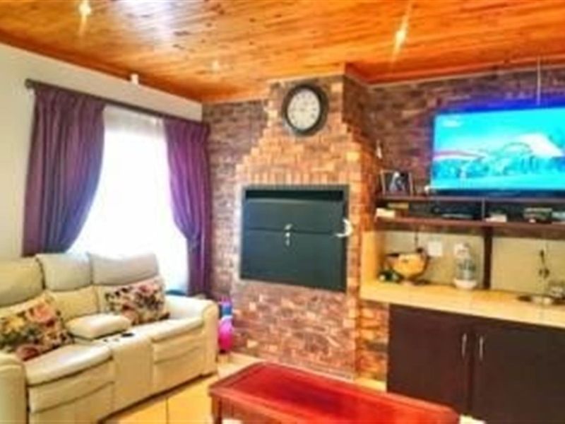 Beautiful spacious 3 bedroom, 2 bathroom, study, entertainment room, garages and carport for sale - Photo 5