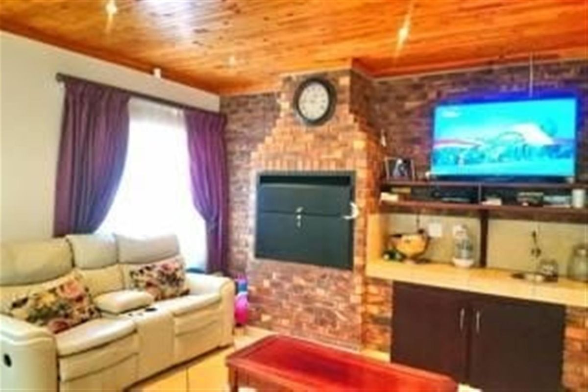 Beautiful spacious 3 bedroom, 2 bathroom, study, entertainment room, garages and carport for sale - Photo 5