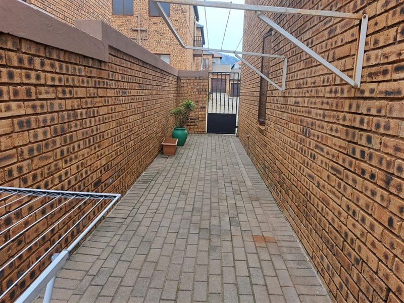 Townhouse For Sale in Willowbrook, Roodepoort - Photo 2
