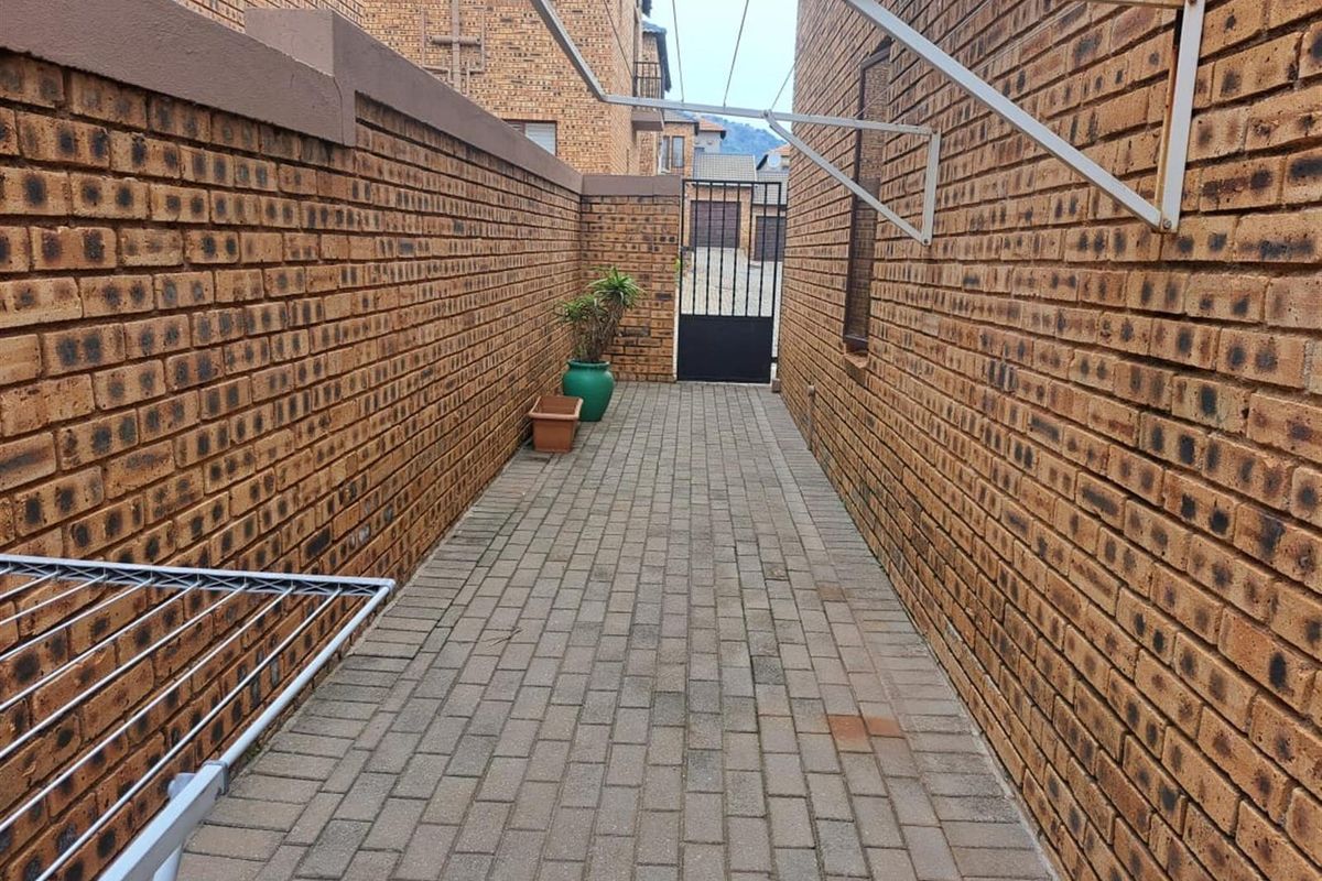 Townhouse For Sale in Willowbrook, Roodepoort - Photo 2