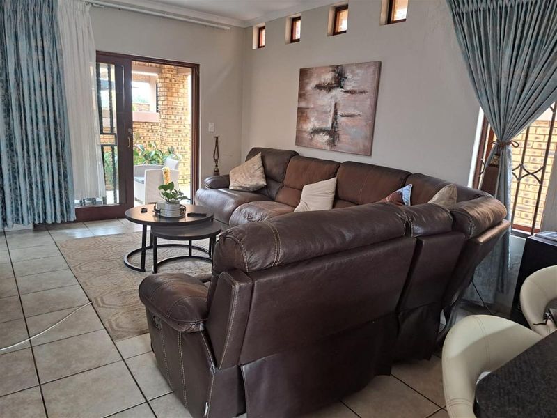 Townhouse For Sale in Willowbrook, Roodepoort - Photo 3