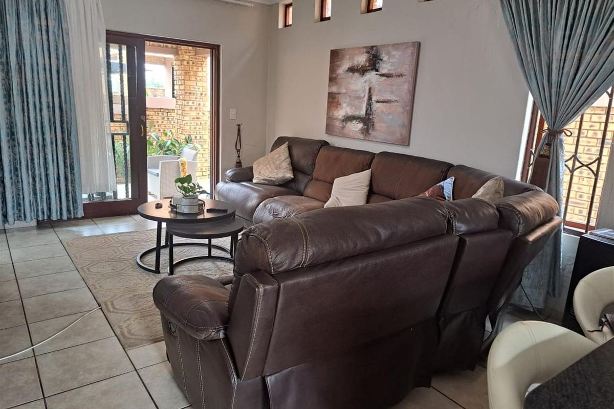 Townhouse For Sale in Willowbrook, Roodepoort - Photo 3