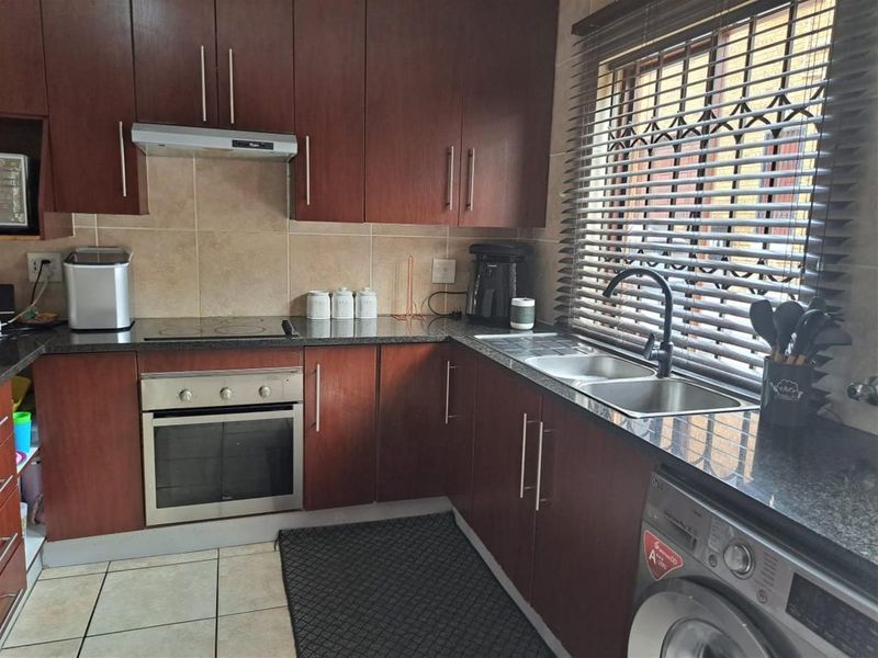 Townhouse For Sale in Willowbrook, Roodepoort - Photo 5