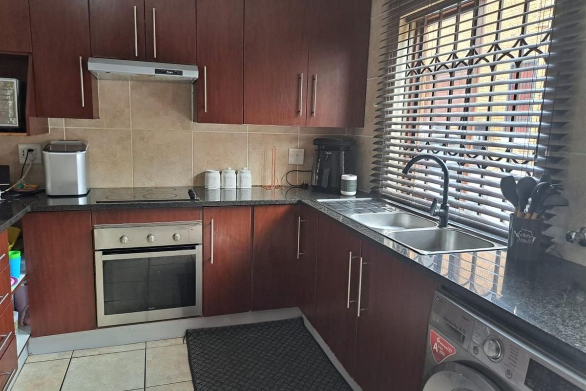 Townhouse For Sale in Willowbrook, Roodepoort - Photo 5