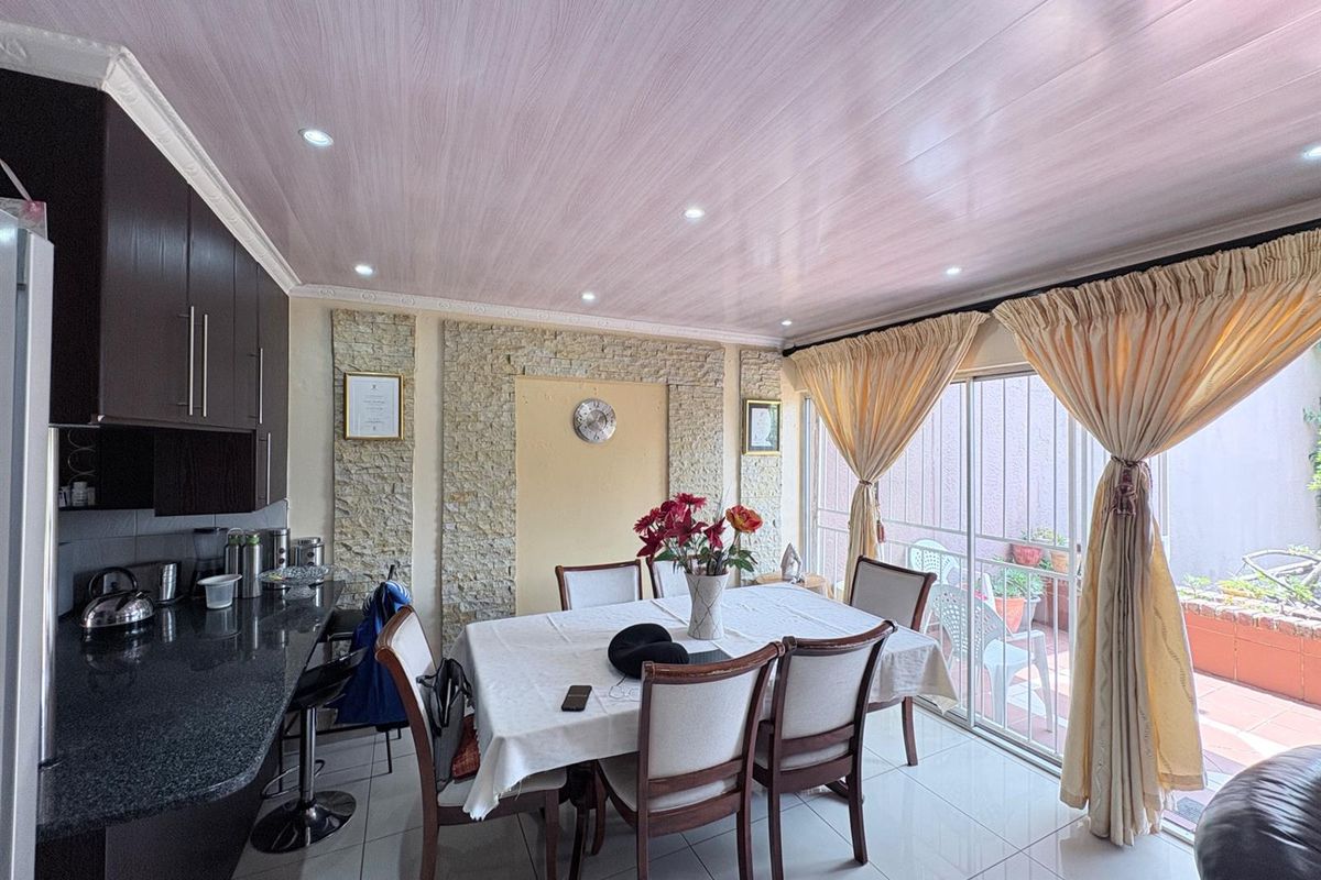 Apartment For Sale in Florida Hills, Roodepoort - Photo 2