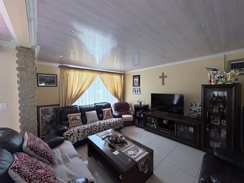 Apartment For Sale in Florida Hills, Roodepoort - Photo 3