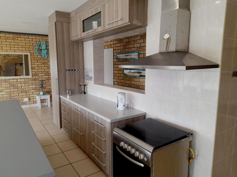 LOTS OF ACCOMMODATION!   RIVER VIEW!  FURNITURE INCLUDED!  GARDEN ROUTE - Photo 7