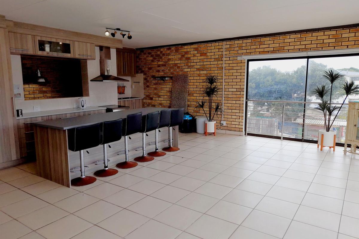 LOTS OF ACCOMMODATION!   RIVER VIEW!  FURNITURE INCLUDED!  GARDEN ROUTE - Photo 5