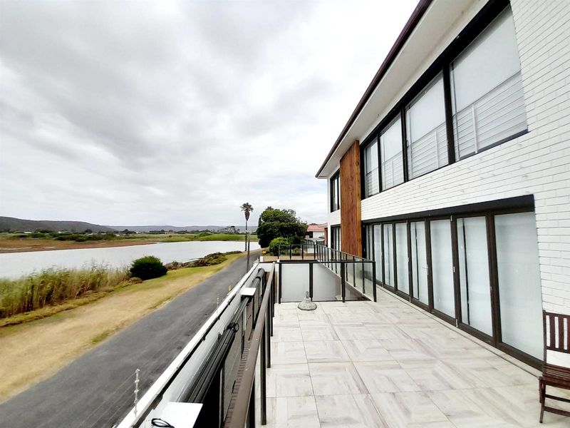 LOTS OF ACCOMMODATION!   RIVER VIEW!  FURNITURE INCLUDED!  GARDEN ROUTE - Photo 2