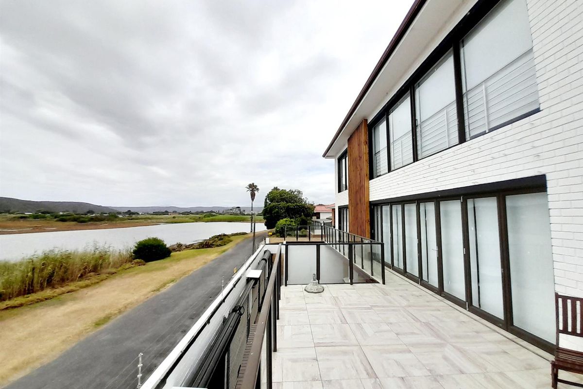 LOTS OF ACCOMMODATION!   RIVER VIEW!  FURNITURE INCLUDED!  GARDEN ROUTE - Photo 2