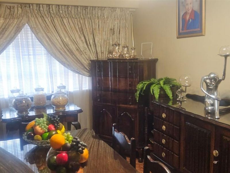 Well-Located Three-Bedroom Apartment - Photo 5