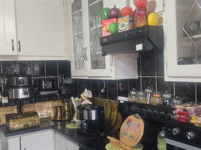 Well-Located Three-Bedroom Apartment - Photo 7