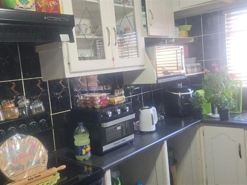 Well-Located Three-Bedroom Apartment - Photo 9