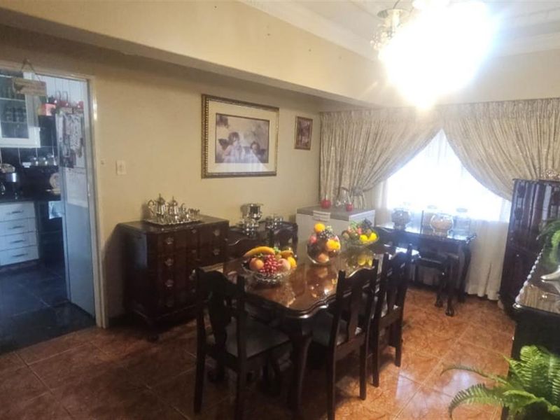 Well-Located Three-Bedroom Apartment - Photo 4