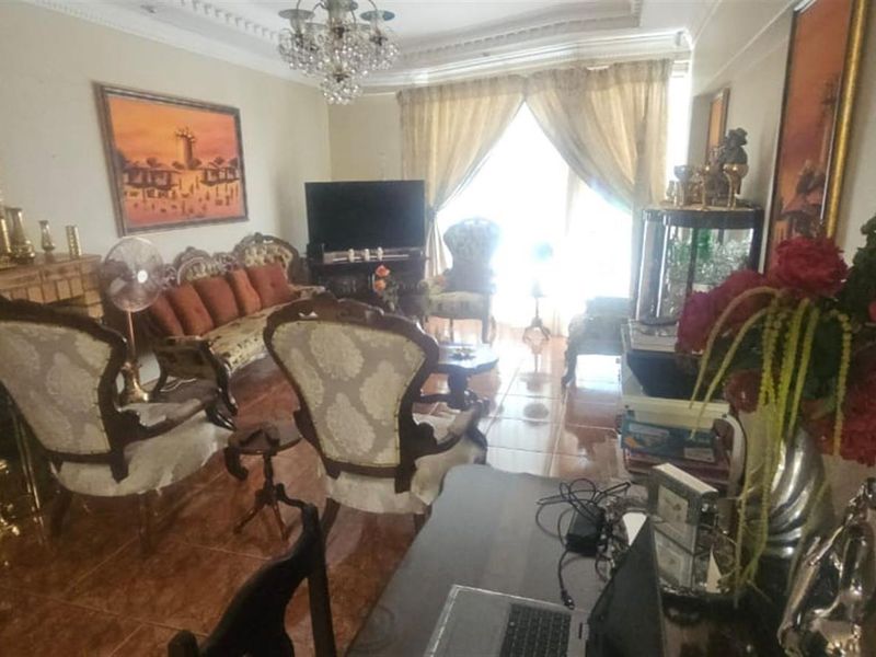 Well-Located Three-Bedroom Apartment - Photo 2