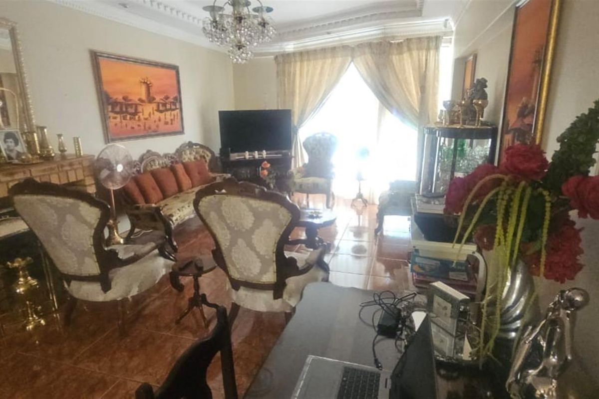 Well-Located Three-Bedroom Apartment - Photo 2