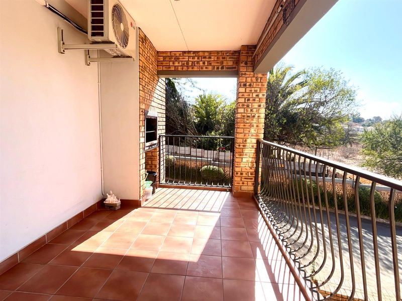 Investment Opportunity: Secure, Move-In-Ready, Spacious 2 Bed, 1 Bath, Open Plan Kitchen Apartment - Photo 10