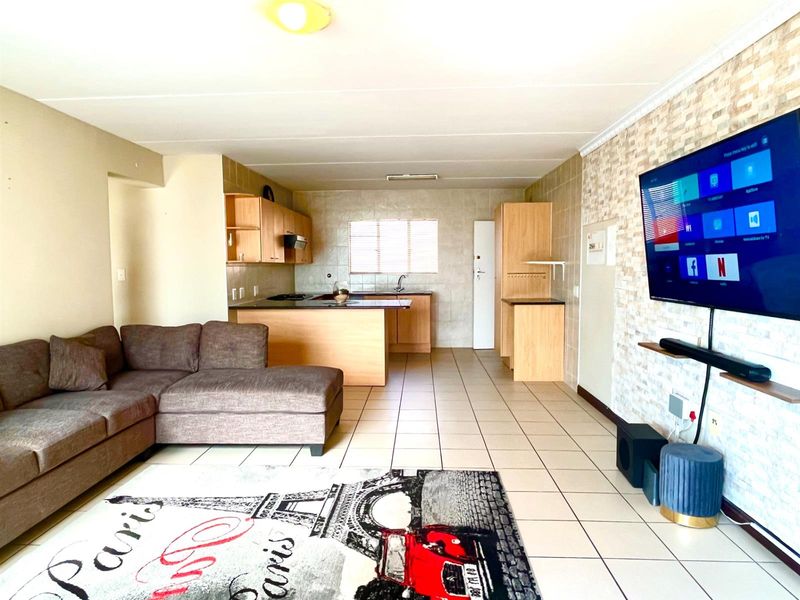 Investment Opportunity: Secure, Move-In-Ready, Spacious 2 Bed, 1 Bath, Open Plan Kitchen Apartment - Photo 9