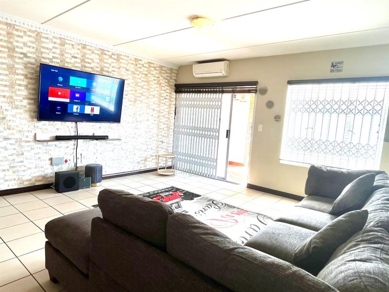 Investment Opportunity: Secure, Move-In-Ready, Spacious 2 Bed, 1 Bath, Open Plan Kitchen Apartment - Photo 8