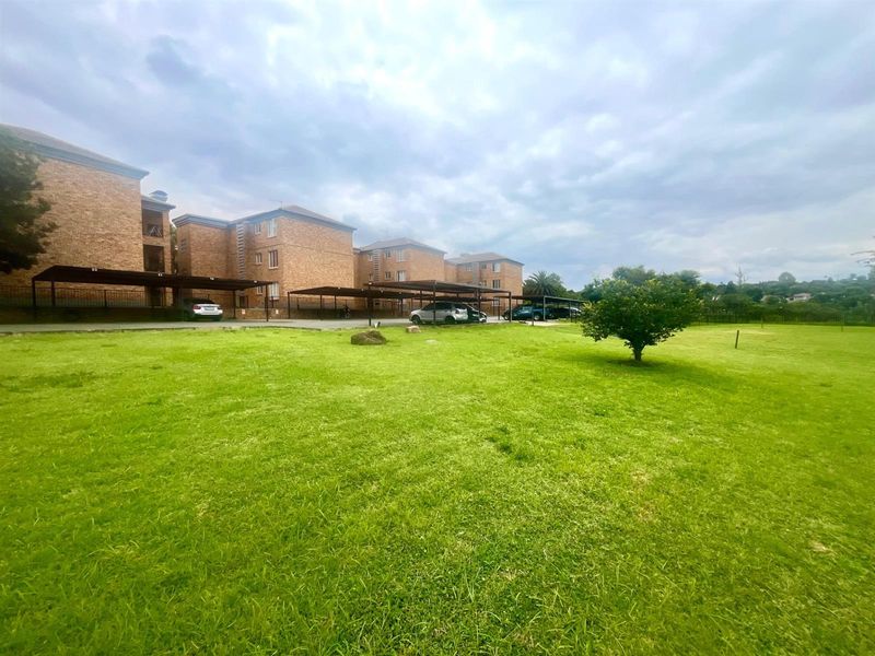 Investment Opportunity: Secure, Move-In-Ready, Spacious 2 Bed, 1 Bath, Open Plan Kitchen Apartment - Photo 2