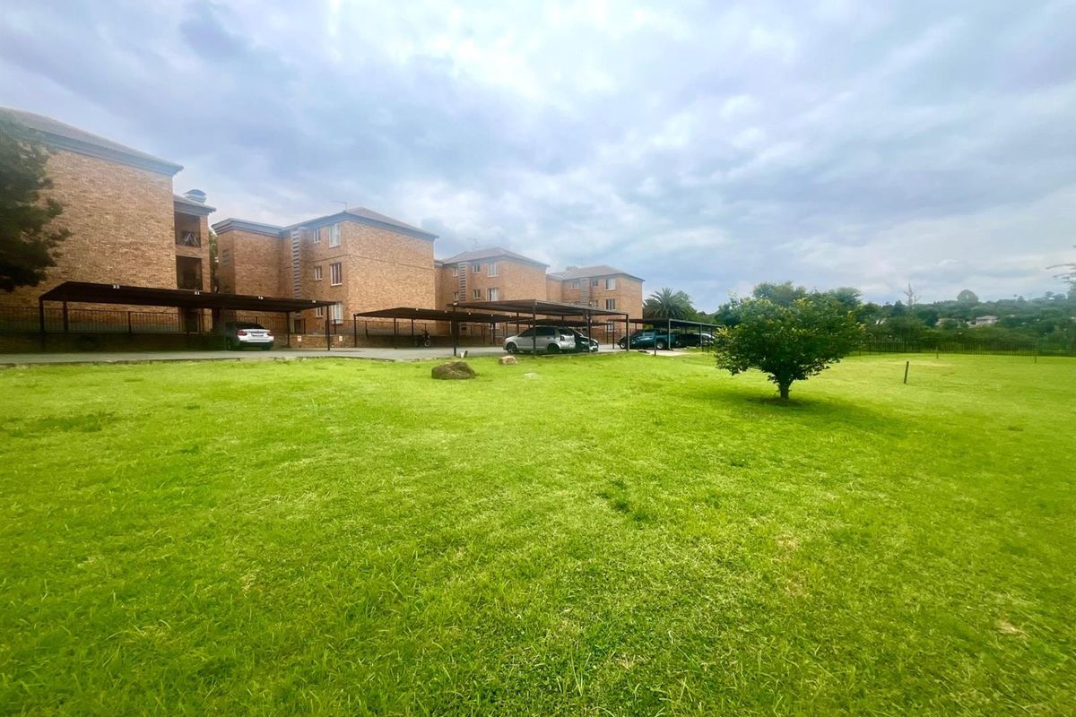 Investment Opportunity: Secure, Move-In-Ready, Spacious 2 Bed, 1 Bath, Open Plan Kitchen Apartment - Photo 2