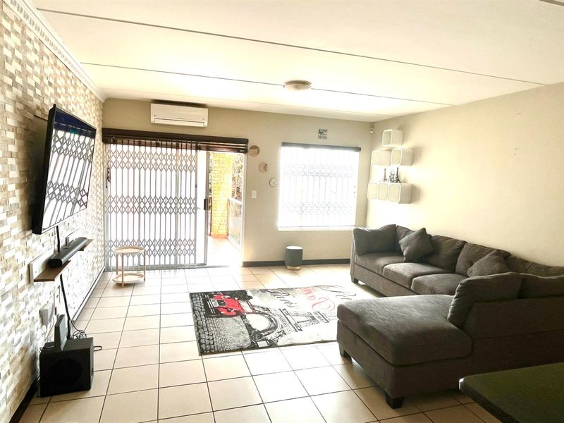 Investment Opportunity: Secure, Move-In-Ready, Spacious 2 Bed, 1 Bath, Open Plan Kitchen Apartment - Photo 7