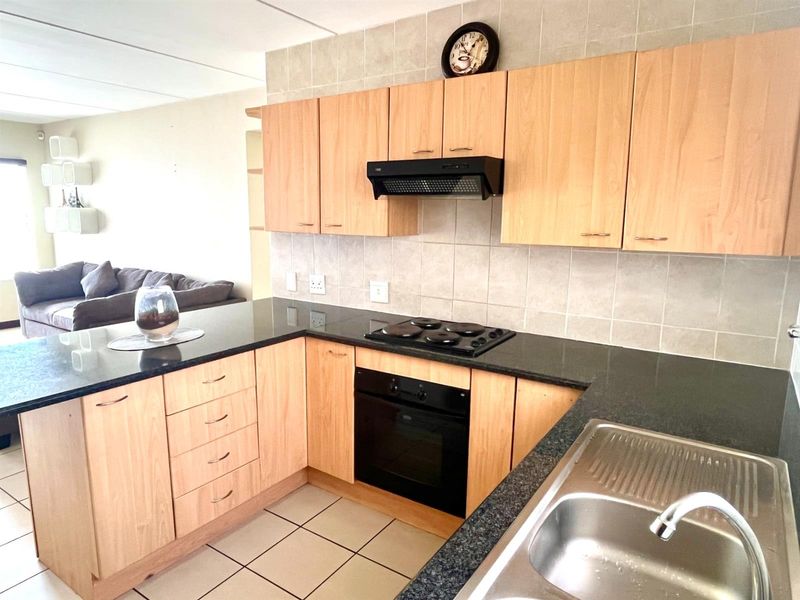 Investment Opportunity: Secure, Move-In-Ready, Spacious 2 Bed, 1 Bath, Open Plan Kitchen Apartment - Photo 6