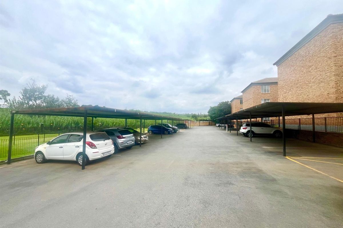 Investment Opportunity: Secure, Move-In-Ready, Spacious 2 Bed, 1 Bath, Open Plan Kitchen Apartment - Photo 3