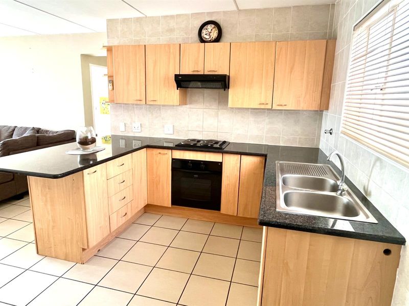 Investment Opportunity: Secure, Move-In-Ready, Spacious 2 Bed, 1 Bath, Open Plan Kitchen Apartment - Photo 4