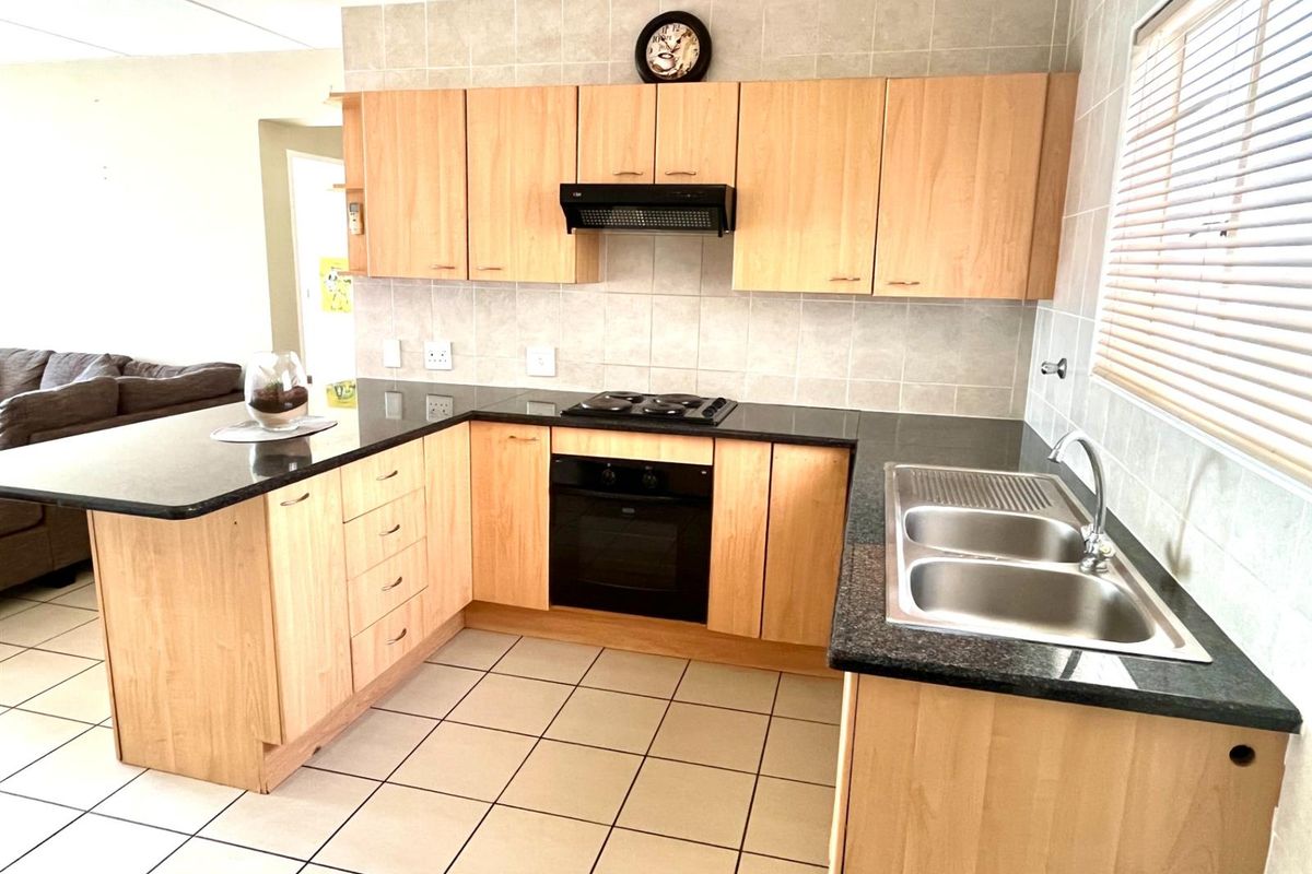 Investment Opportunity: Secure, Move-In-Ready, Spacious 2 Bed, 1 Bath, Open Plan Kitchen Apartment - Photo 4