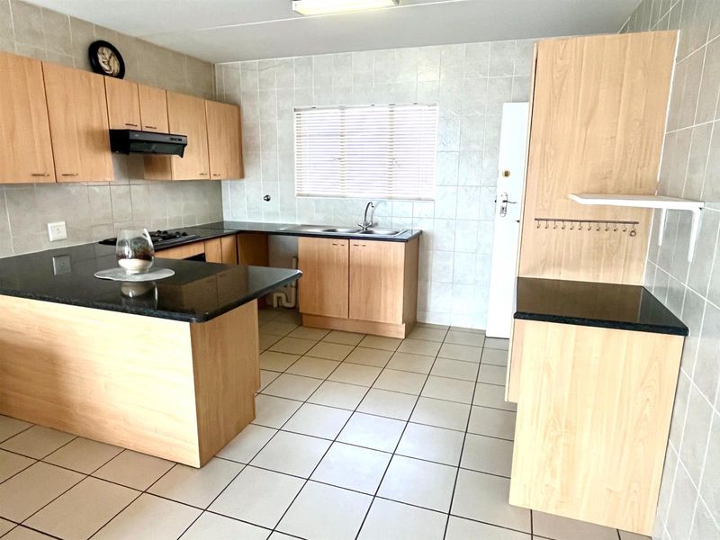 Investment Opportunity: Secure, Move-In-Ready, Spacious 2 Bed, 1 Bath, Open Plan Kitchen Apartment - Photo 5