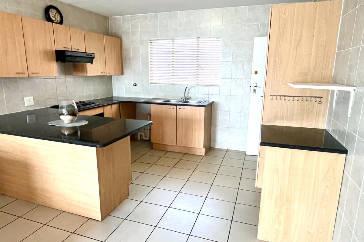 Investment Opportunity: Secure, Move-In-Ready, Spacious 2 Bed, 1 Bath, Open Plan Kitchen Apartment - Photo 5