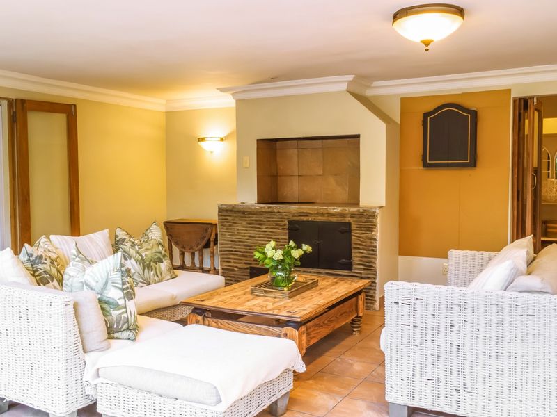 Beautiful family home offering spacious living areas and a seperate flatlet - Photo 3