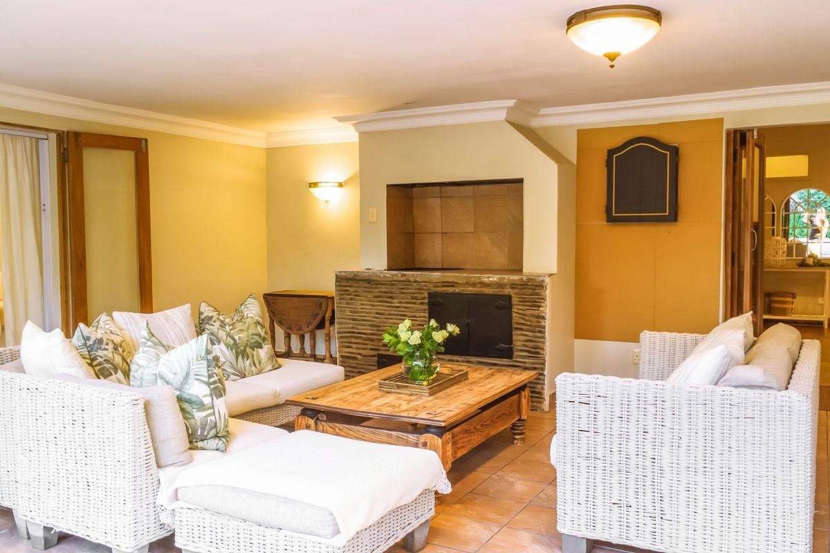 Beautiful family home offering spacious living areas and a seperate flatlet - Photo 3