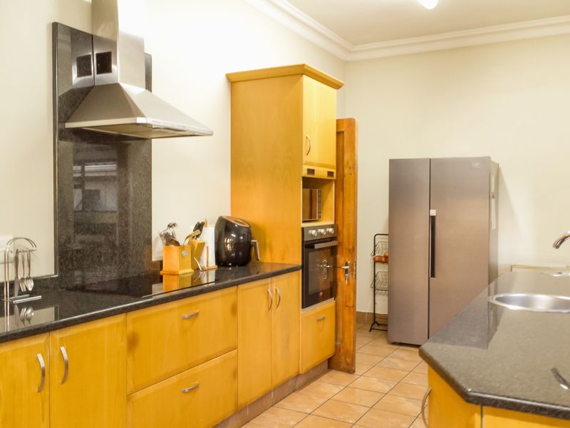 Beautiful family home offering spacious living areas and a seperate flatlet - Photo 9
