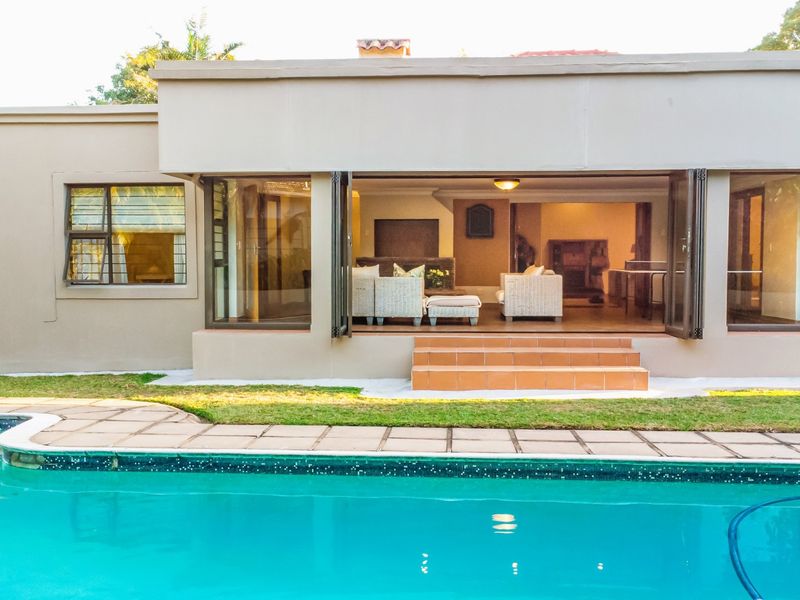 Beautiful family home offering spacious living areas and a seperate flatlet - Photo 2