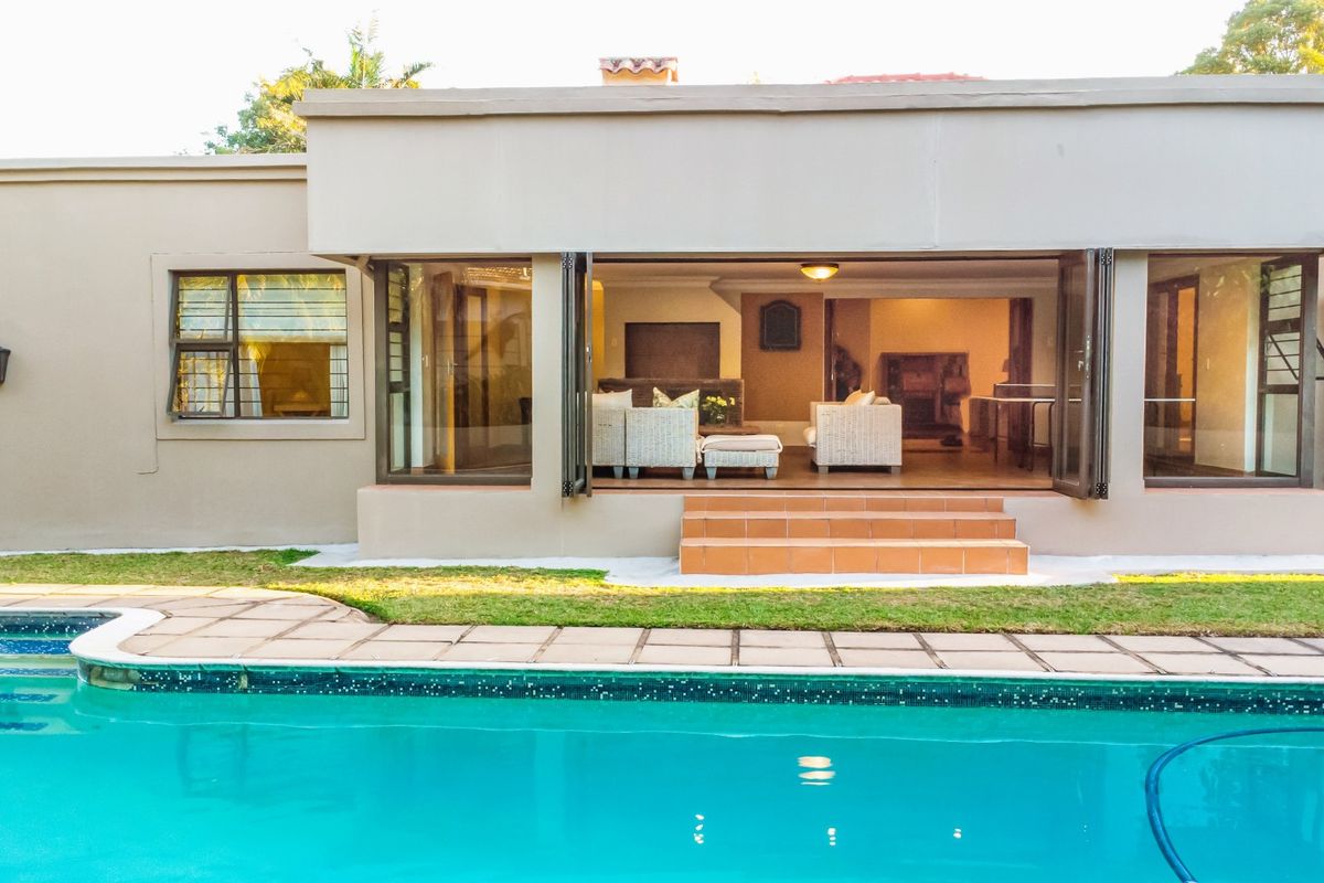 Beautiful family home offering spacious living areas and a seperate flatlet - Photo 2