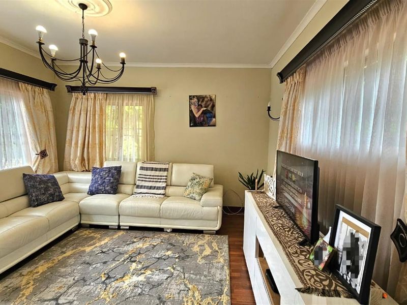 Statement Double Storey Residence with Guest Suite ,Flatlet and Courtyard Jacuzzi - Photo 4