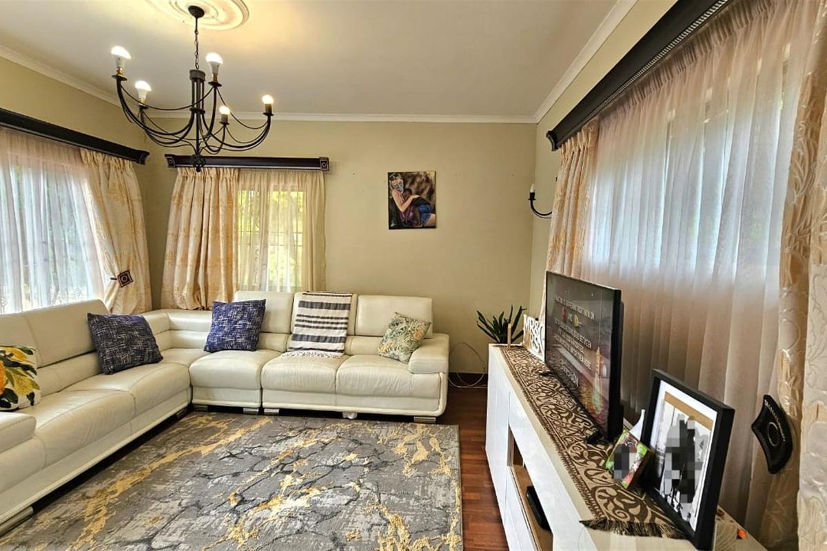 Statement Double Storey Residence with Guest Suite ,Flatlet and Courtyard Jacuzzi - Photo 4