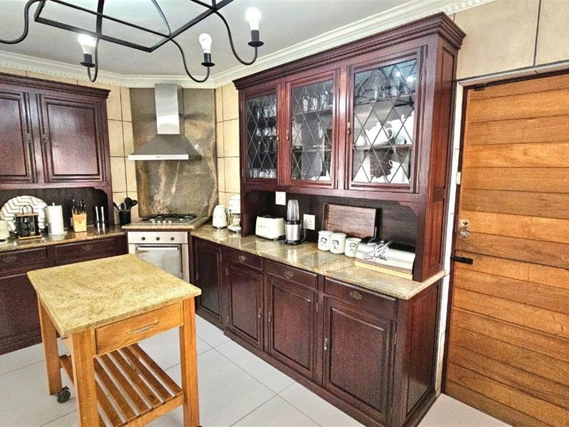 Statement Double Storey Residence with Guest Suite ,Flatlet and Courtyard Jacuzzi - Photo 9