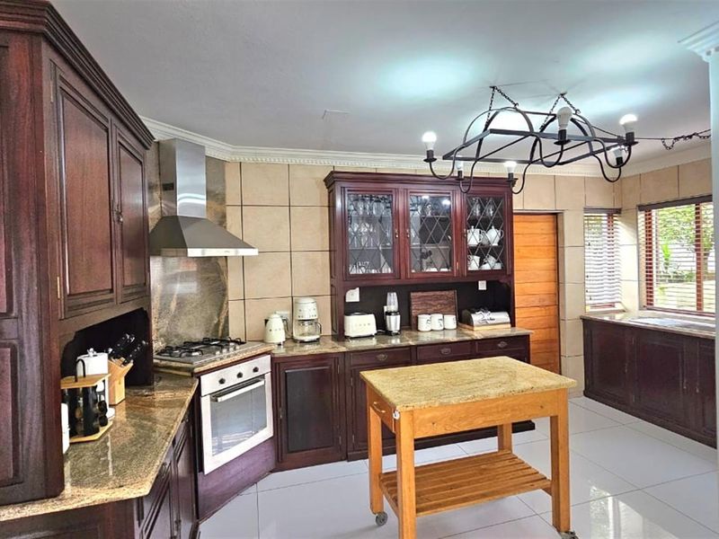 Statement Double Storey Residence with Guest Suite ,Flatlet and Courtyard Jacuzzi - Photo 7