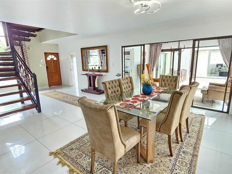 Statement Double Storey Residence with Guest Suite ,Flatlet and Courtyard Jacuzzi - Photo 5