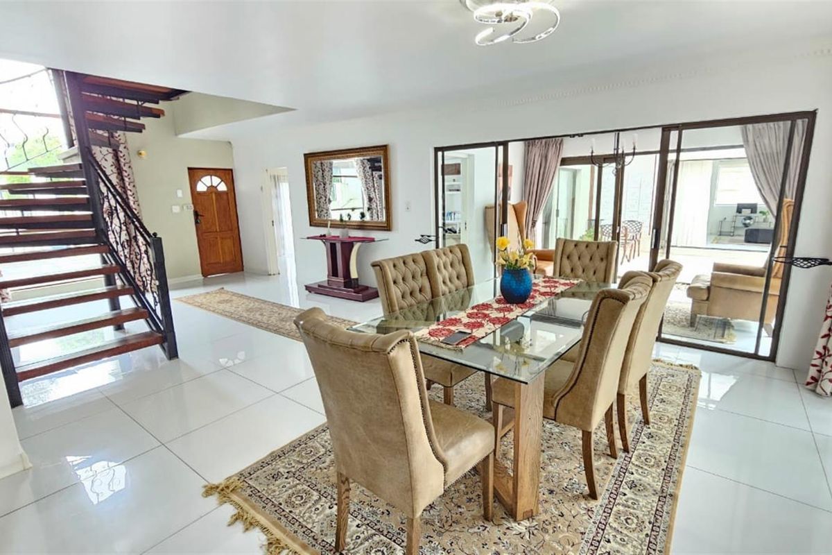 Statement Double Storey Residence with Guest Suite ,Flatlet and Courtyard Jacuzzi - Photo 5