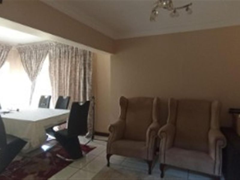 Modern Family Home For Sale in Rooihuiskraal North, Centurion - Photo 10