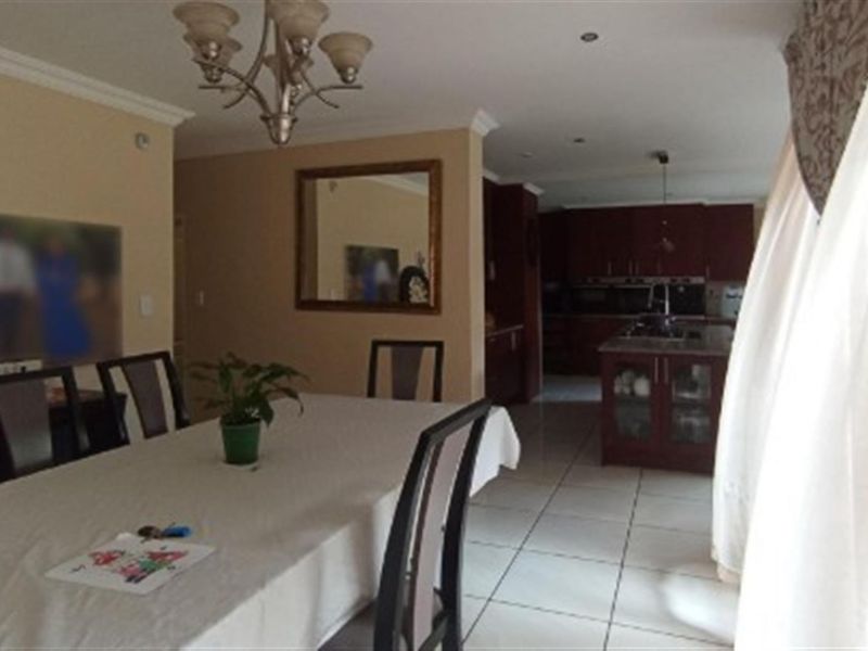 Modern Family Home For Sale in Rooihuiskraal North, Centurion - Photo 8