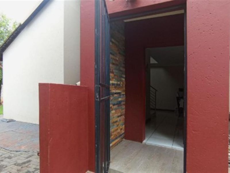 Modern Family Home For Sale in Rooihuiskraal North, Centurion - Photo 6