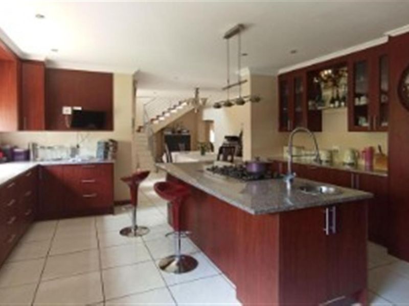 Modern Family Home For Sale in Rooihuiskraal North, Centurion - Photo 2