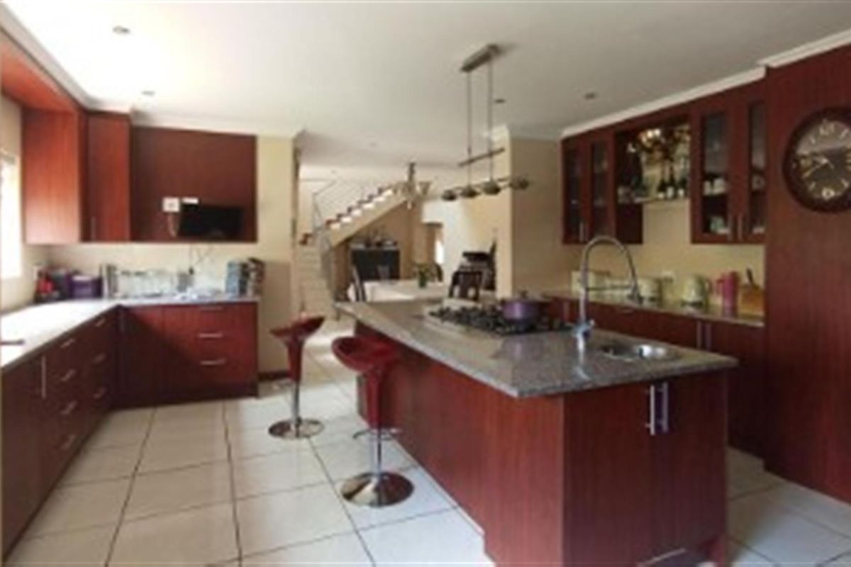 Modern Family Home For Sale in Rooihuiskraal North, Centurion - Photo 2